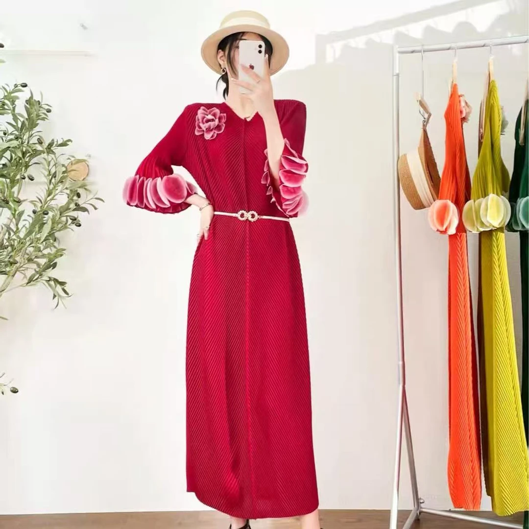 新款休闲圆领绣花中袖褶皱连衣裙时尚宽松收腰显瘦带腰带女裙