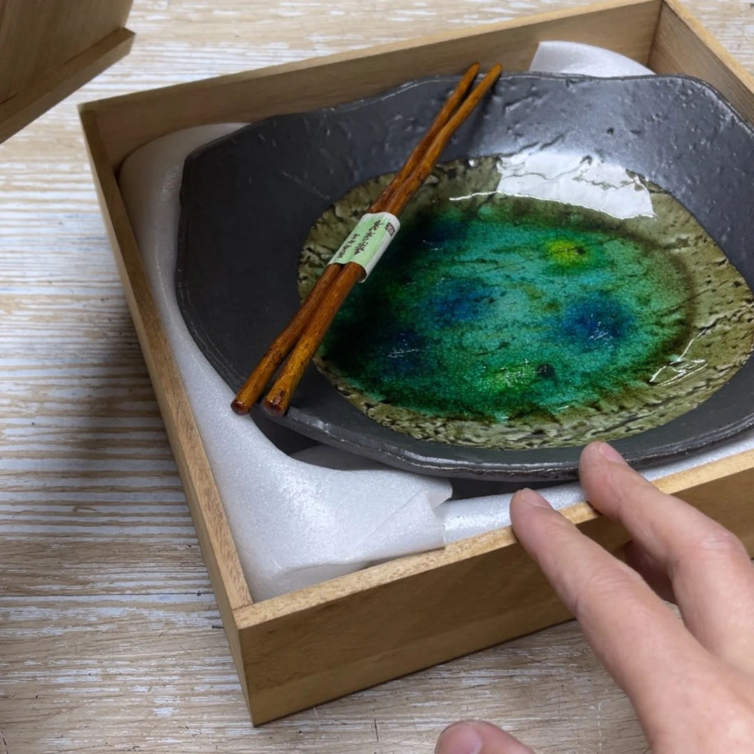 瓷片天**童密密麻麻地排列着