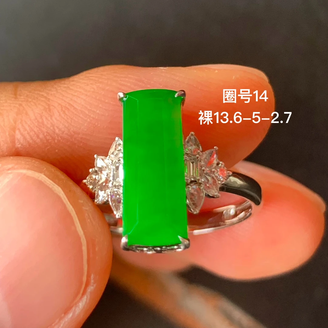 高冰满绿方糖天然翡翠戒指 镶嵌精致