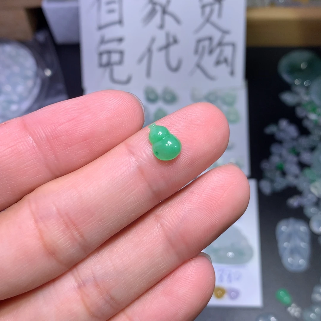 翡翠未镶嵌颈饰绿葫芦