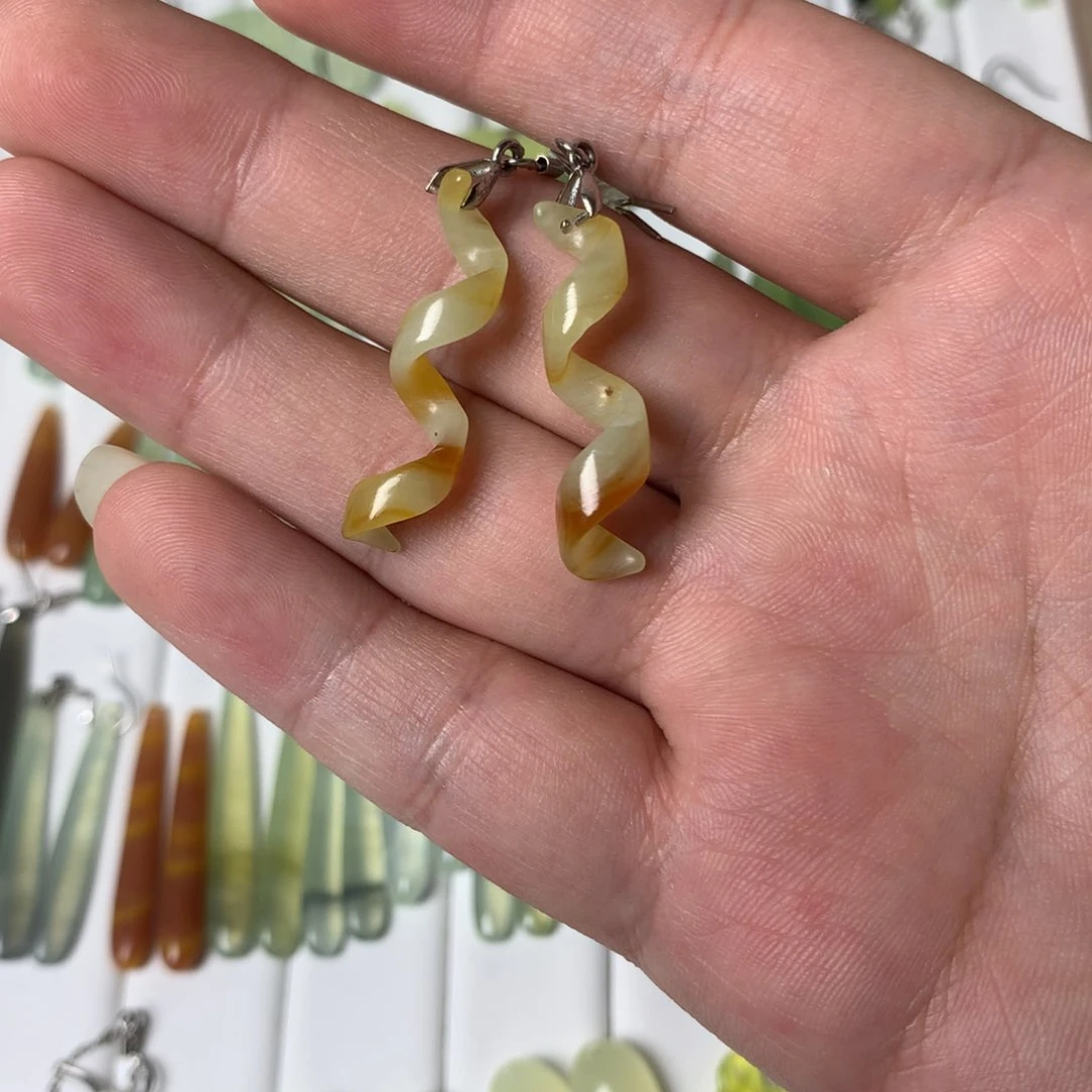 蛇纹石玉耳环未镶嵌