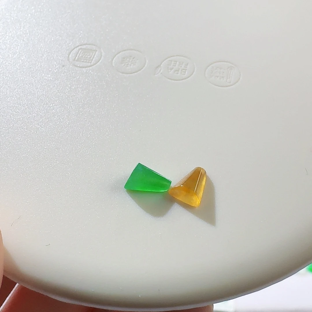 翡翠未镶嵌颈饰一对