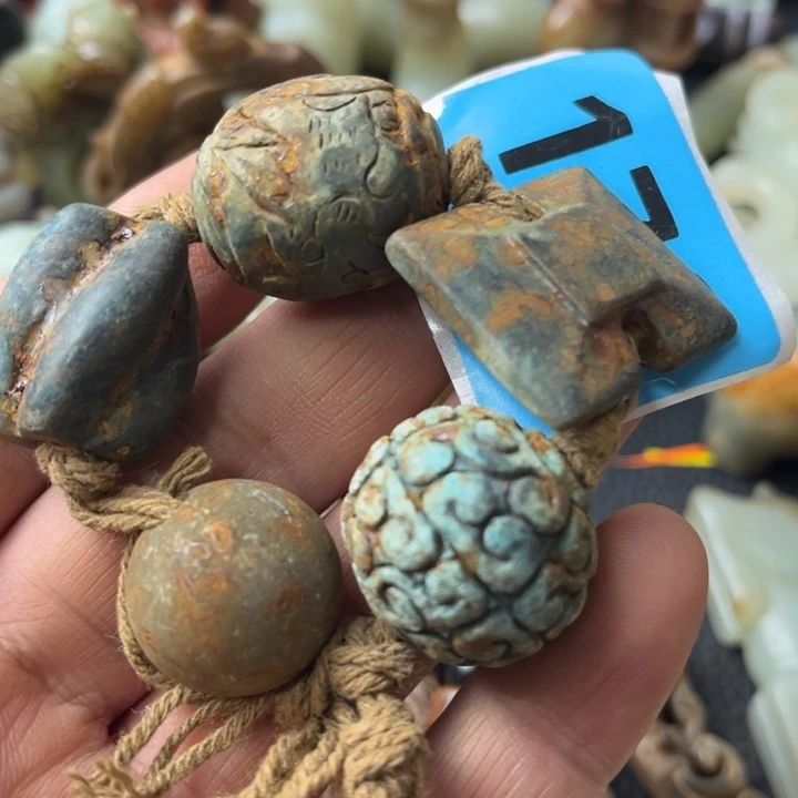 和田玉颈饰未镶嵌玉*