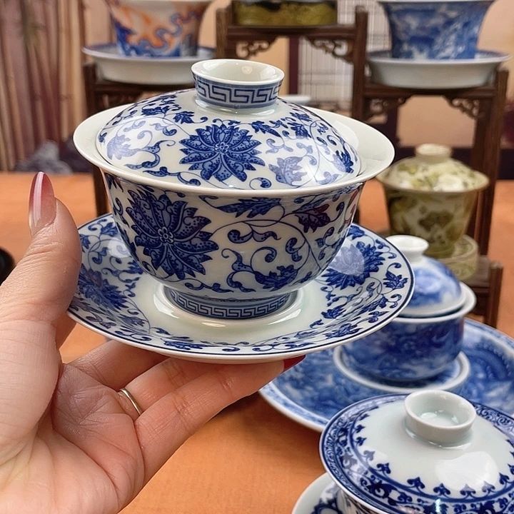摆件青花缠枝莲元宝盖碗