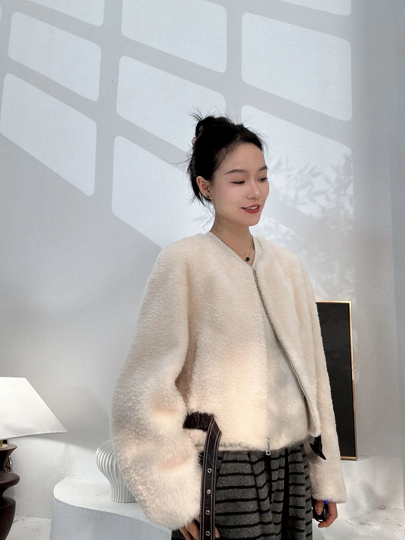 2025新款简约设计小V领机车风原生态拉贡皮毛一体241208