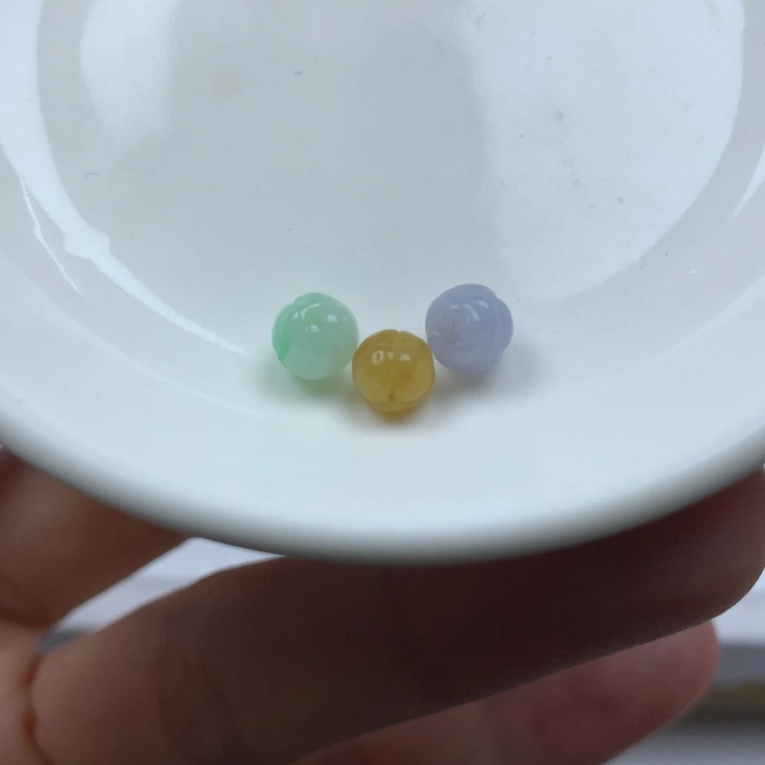 翡翠颈饰未镶嵌莲花珠。3颗