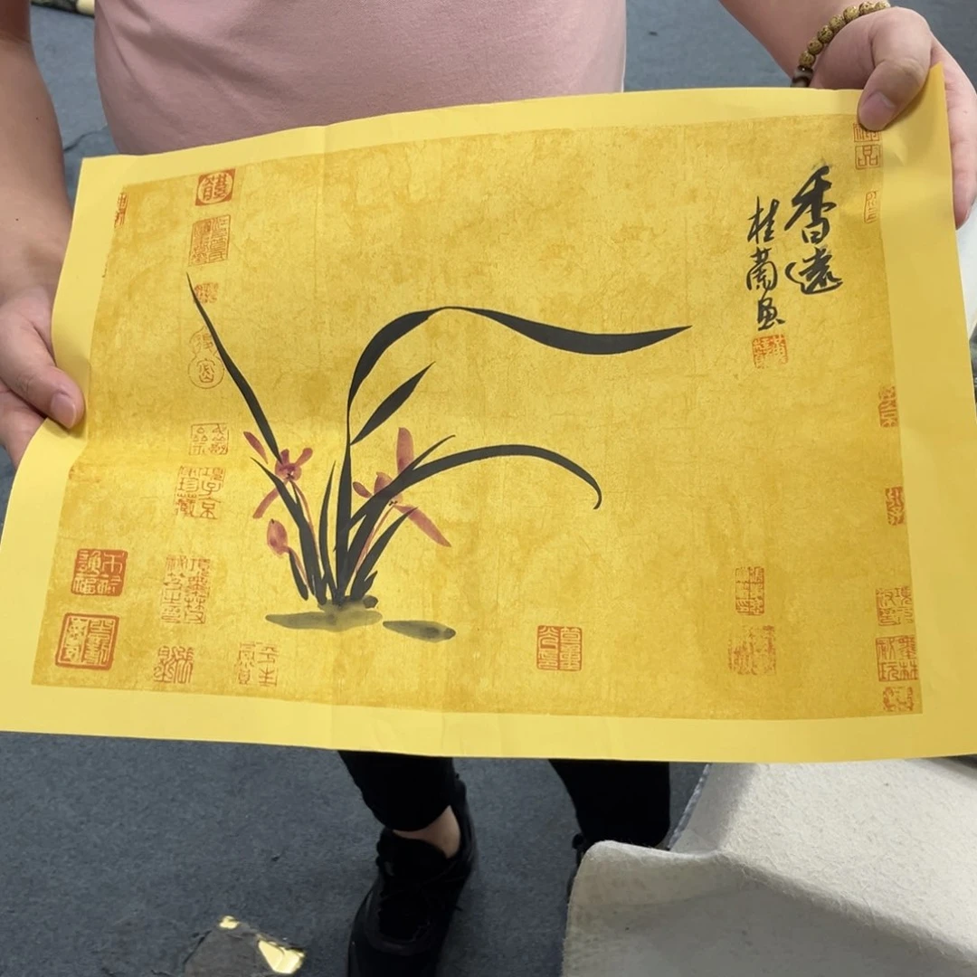 国画卖字画的小男孩