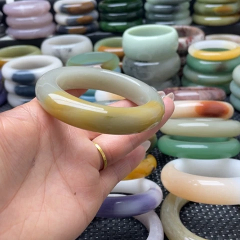 石英岩玉未镶嵌手镯