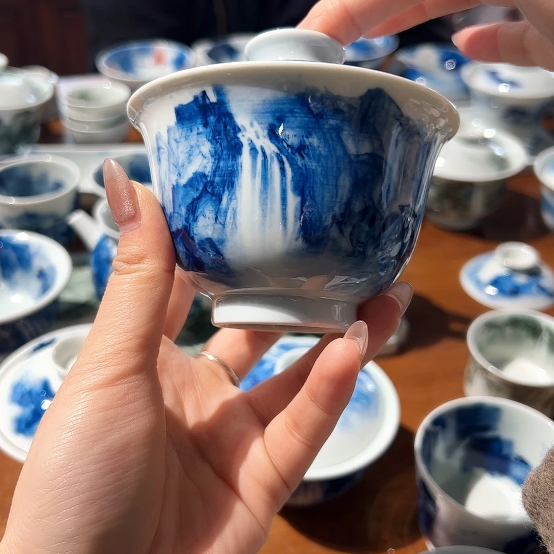 杯?**一青花手绘山水盖碗