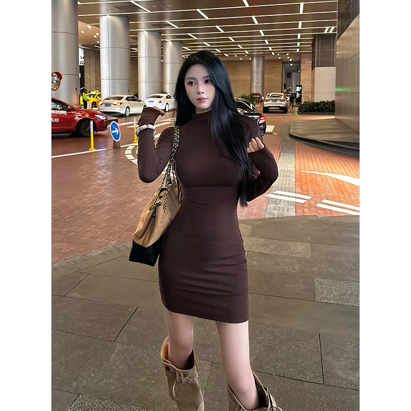 慵懒风辣妹正肩半高领长袖连衣裙女冬季新款收腰显瘦包臀棕色短裙
