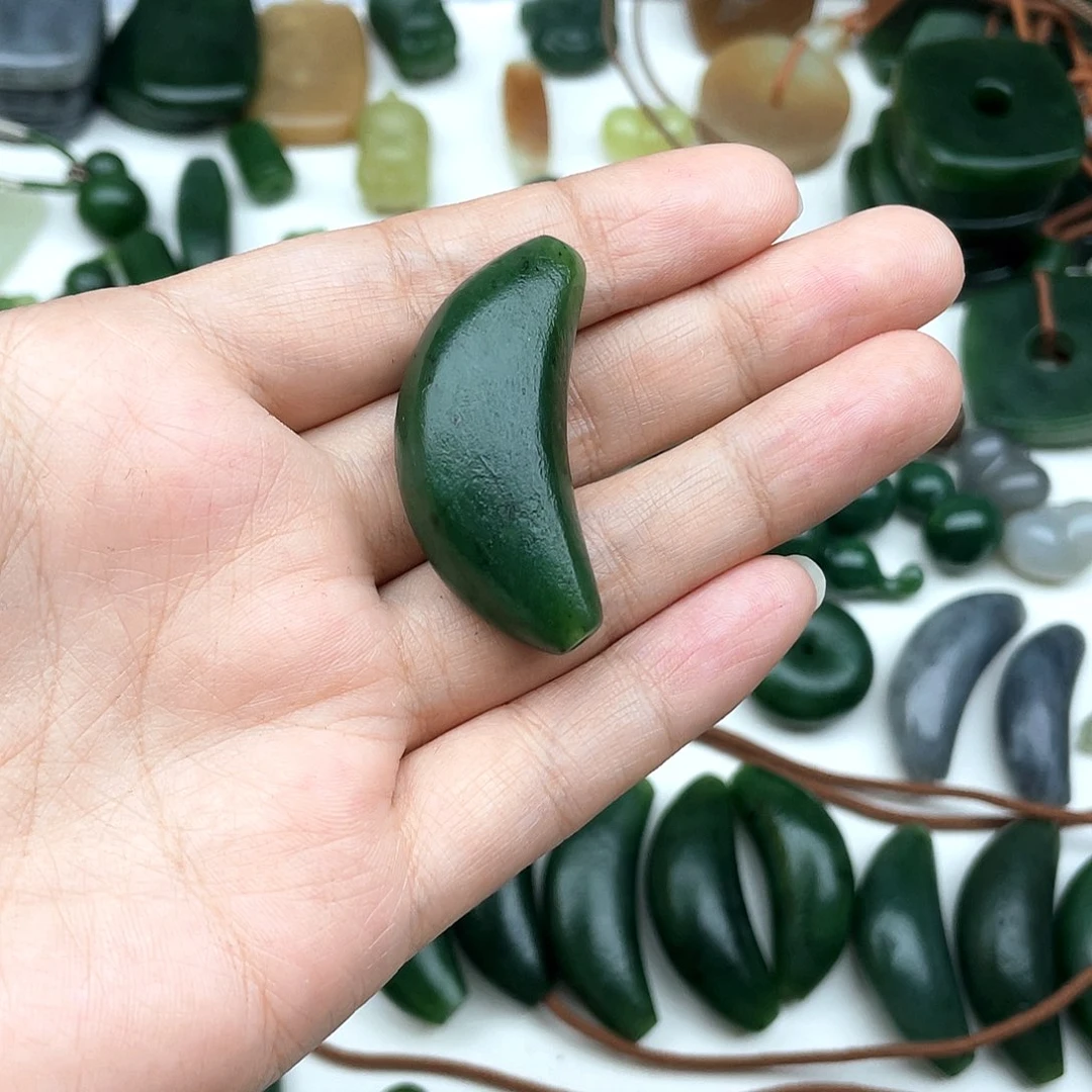 颈饰未镶嵌和田玉用****?