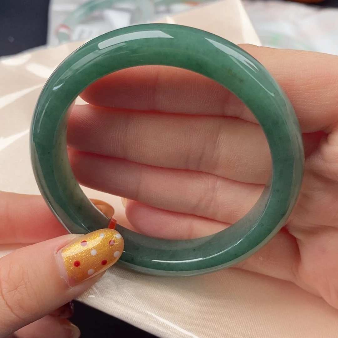 翡翠手镯未镶嵌57圈口