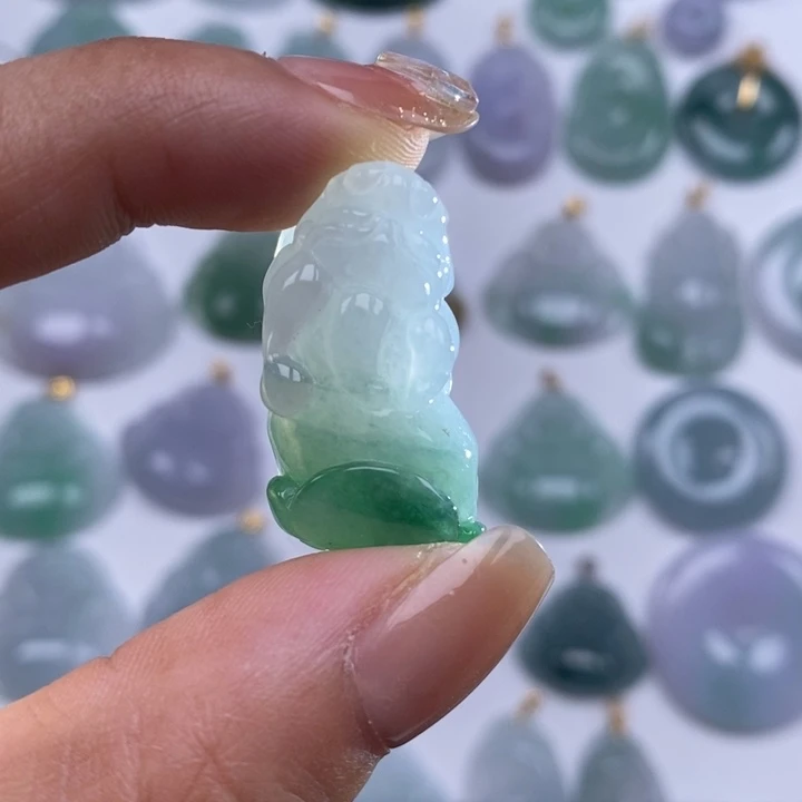 翡翠未镶嵌颈饰貔貅