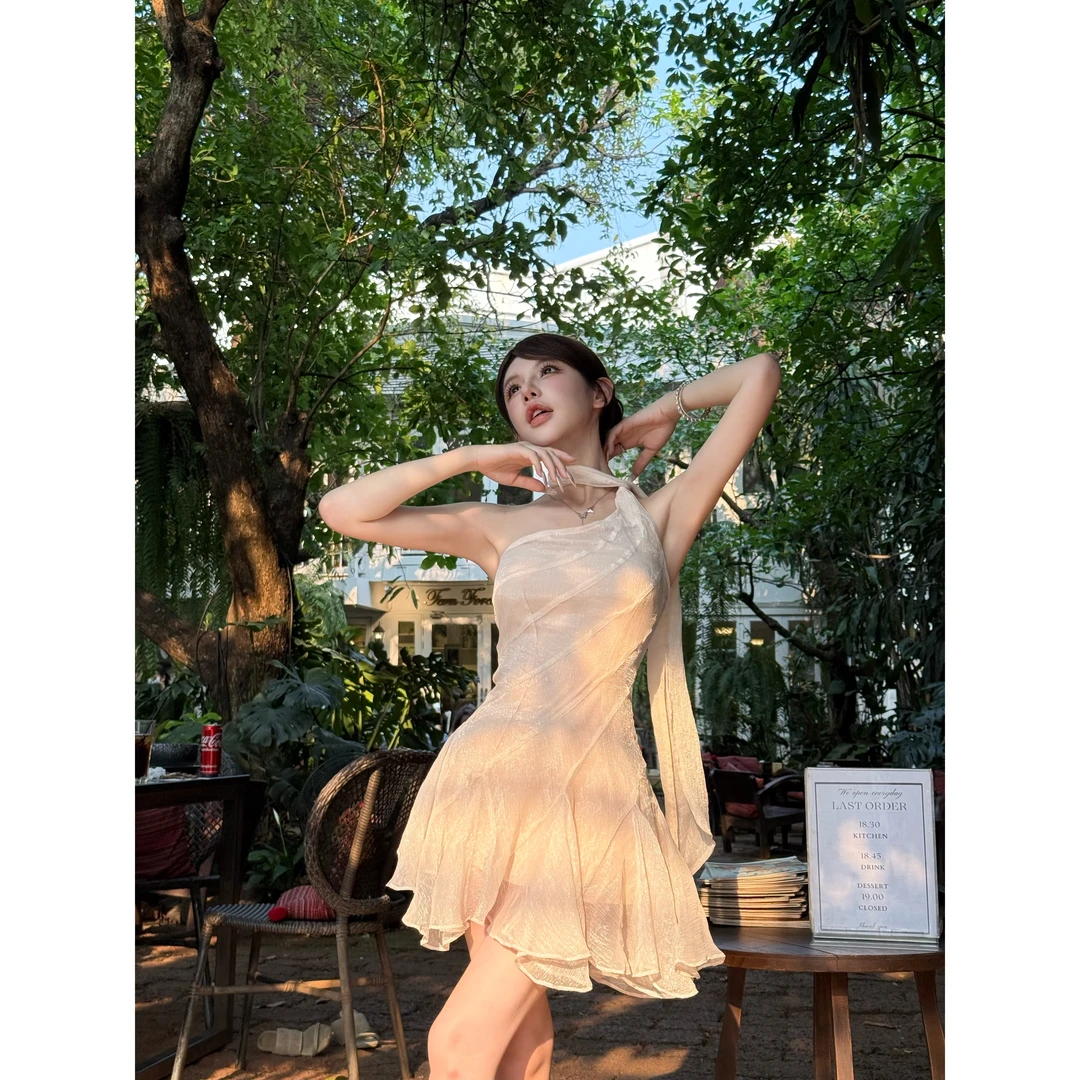 FH粉红丨“doll感女团系”设计感收腰挂脖斜肩连衣裙LWJ25A1Q891