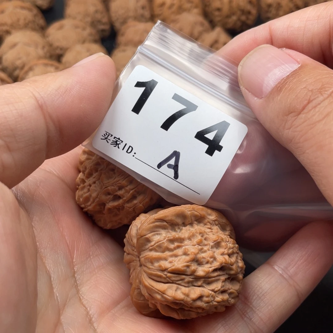 文玩核桃吊坠血麒麟38