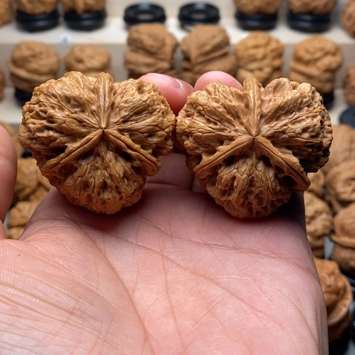 Y****文玩核桃把件………………………………