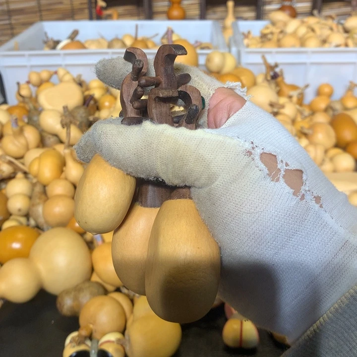 奶盖在床底下躺在被摸过后