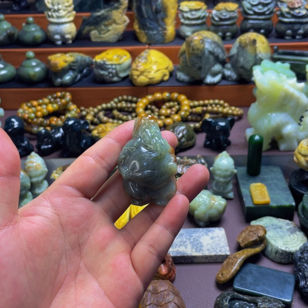 【闪购商品】未镶嵌岫岩河磨玉（透闪石质玉）挂件碧**天