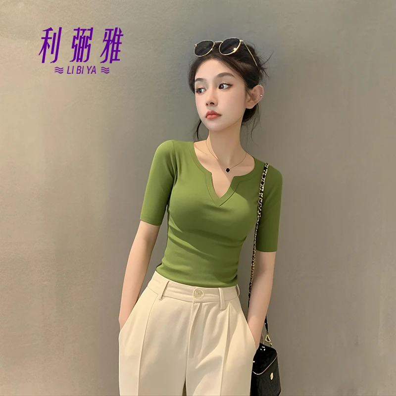 2025新款早秋牛油果绿v领中袖T恤女内搭五分袖纯棉洋气显瘦上衣服