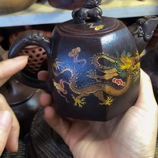 茶壶紫砂原矿泥料手工制作的一把紫砂壶。