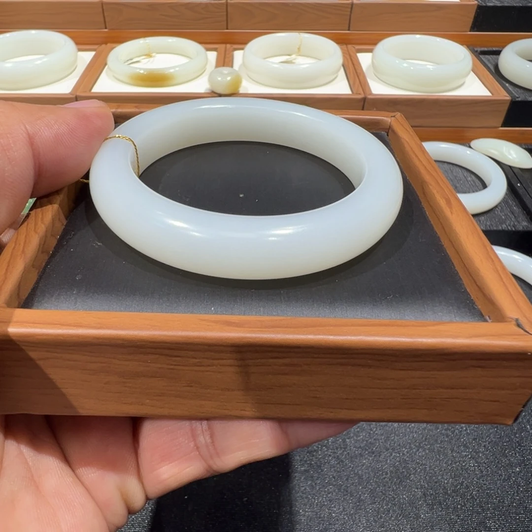 和田玉未镶嵌手镯