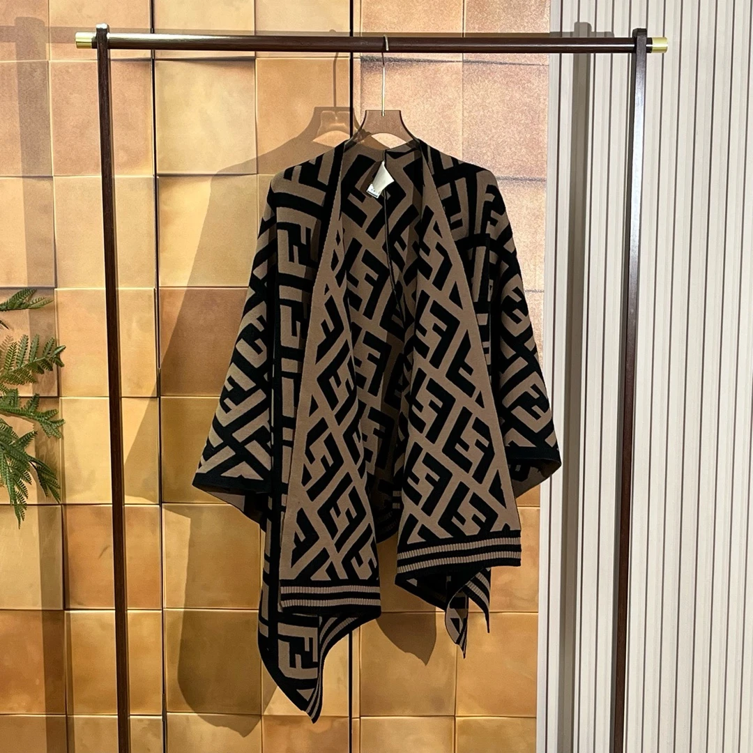Fendi 爆款老花满印羊毛披肩斗篷/140*80cm/99新/19022