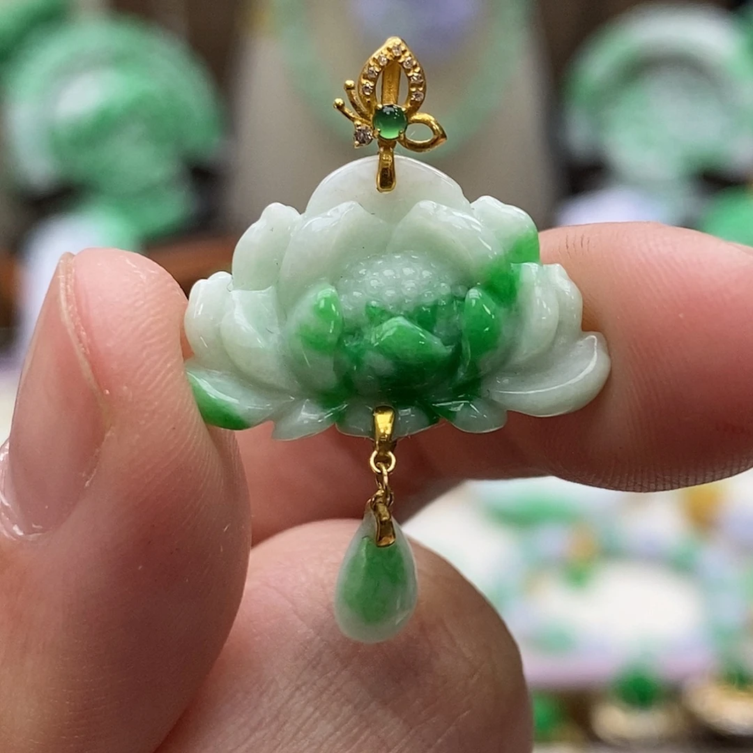 翡翠18K金镶嵌颈饰吊坠