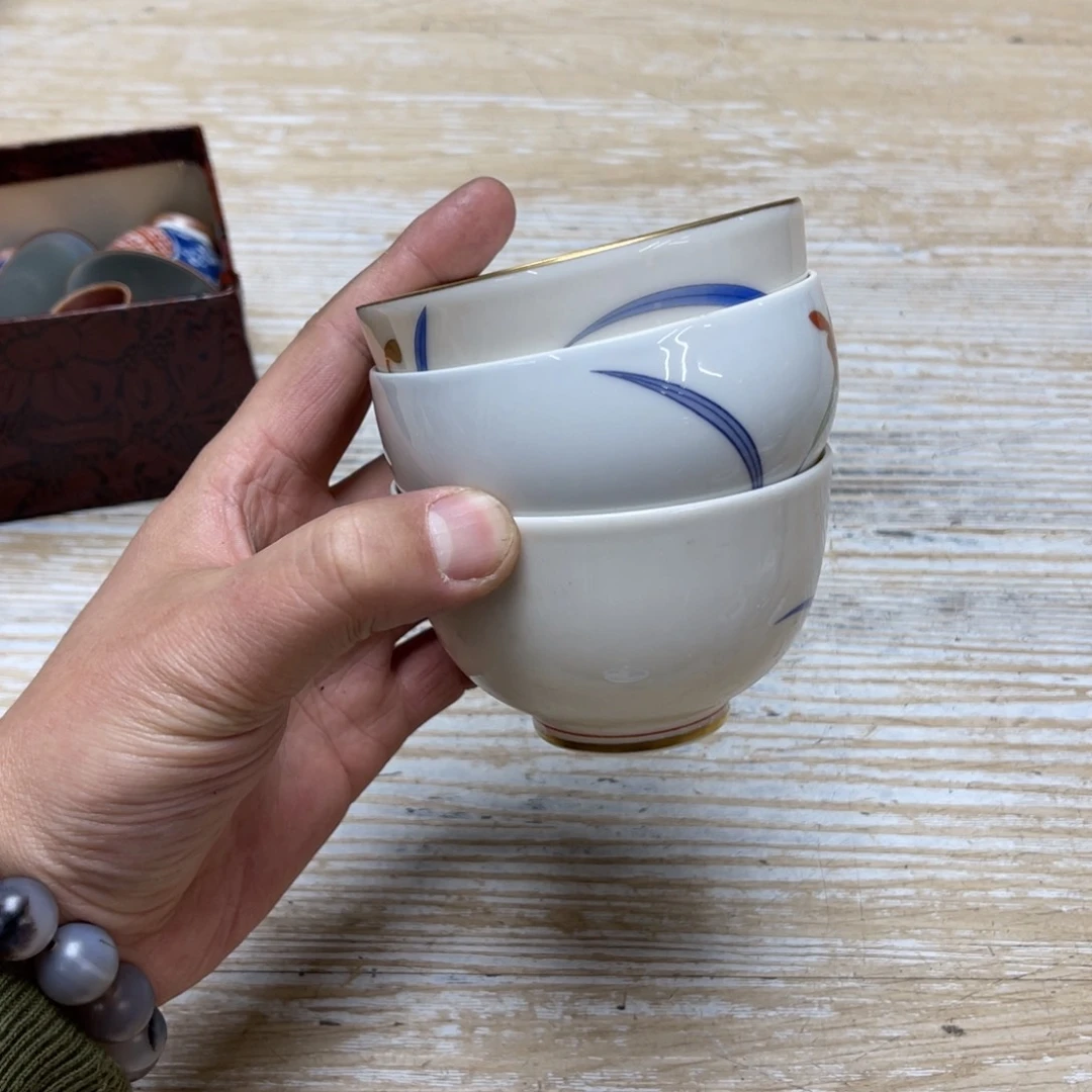 瓷片a*u密密麻麻地排列着