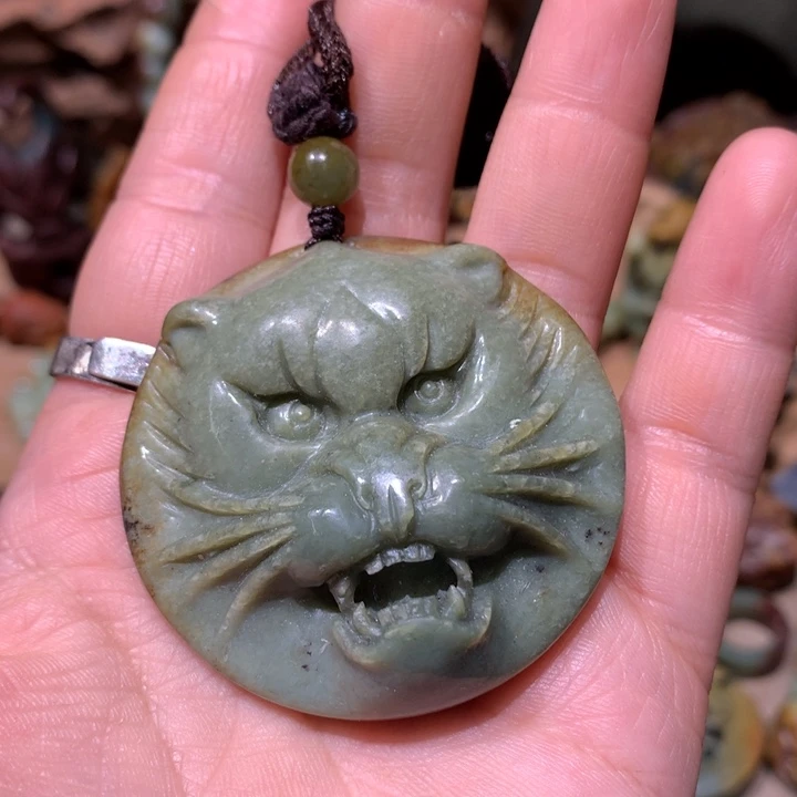 未镶嵌岫岩河磨玉（透闪石质玉）把件