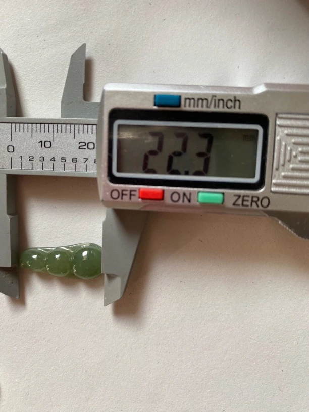 天然翡翠A货，四季豆小挂件，尺寸有标记，介意小的慎拍