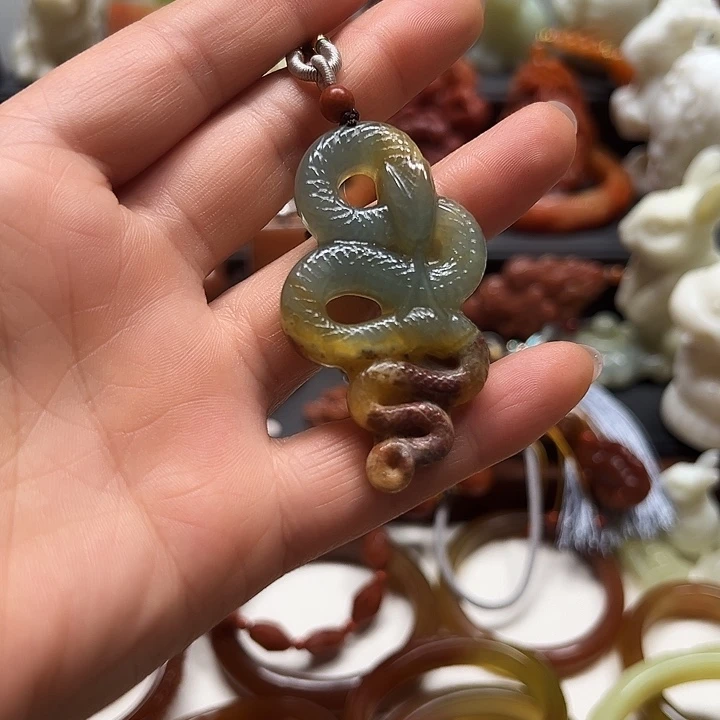 蛇纹石玉吊坠未镶嵌