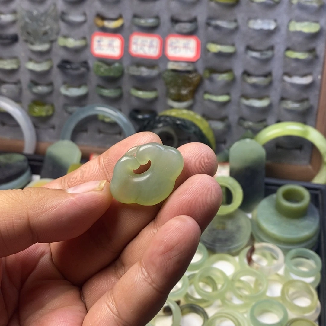 兮***␆蛇纹石玉未镶嵌颈饰