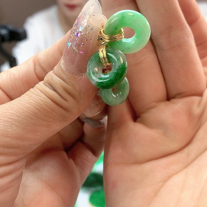 翡翠未镶嵌颈饰多样发其一