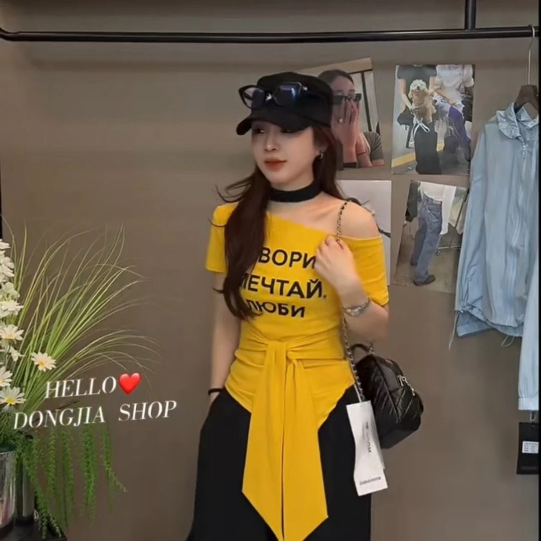 2025年高街设计感小众黄色字母印花露肩不规则绑带收腰短袖T恤女