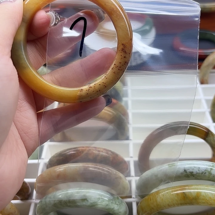 莎***儿蛇纹石玉未镶嵌手镯