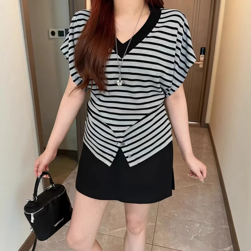 大码v领条纹冰丝短袖t恤女夏季胖妹妹遮肉显瘦开叉设计感百搭上衣