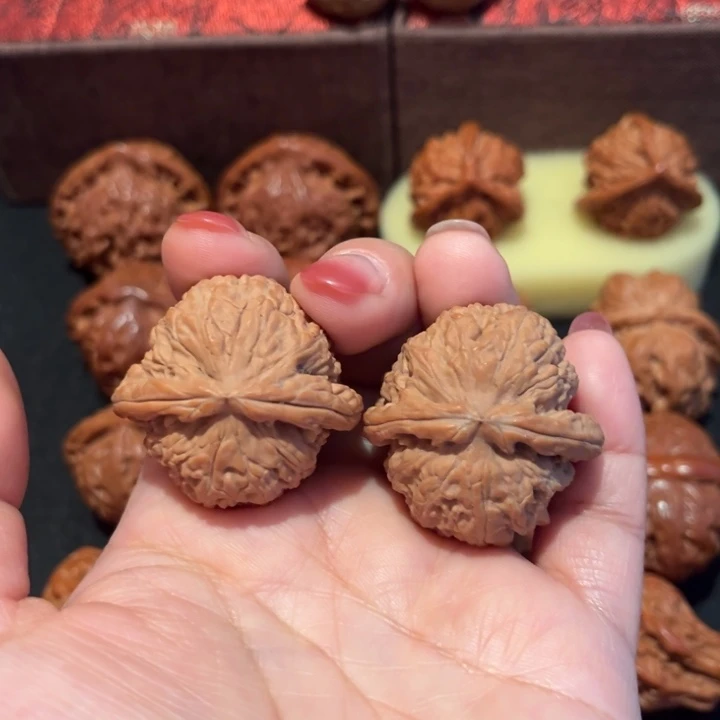 文玩核桃吊坠白狮子