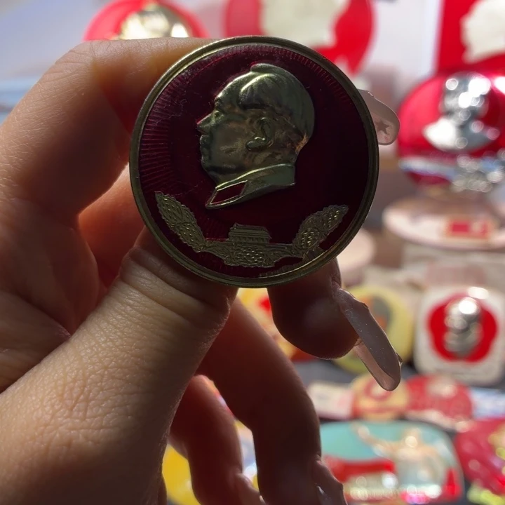 听***1爷爷像章一枚品相如图