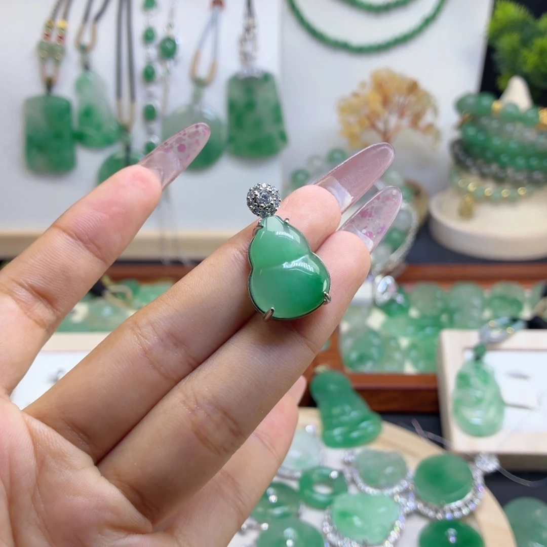 石英质玉（非洲翠）未镶嵌颈饰葫芦