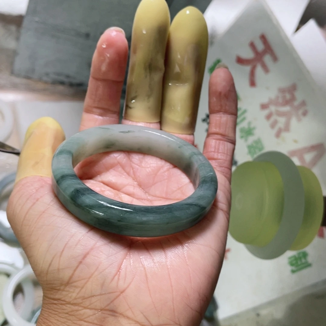 用***姐未镶嵌手镯石英质玉（天山翠）定制