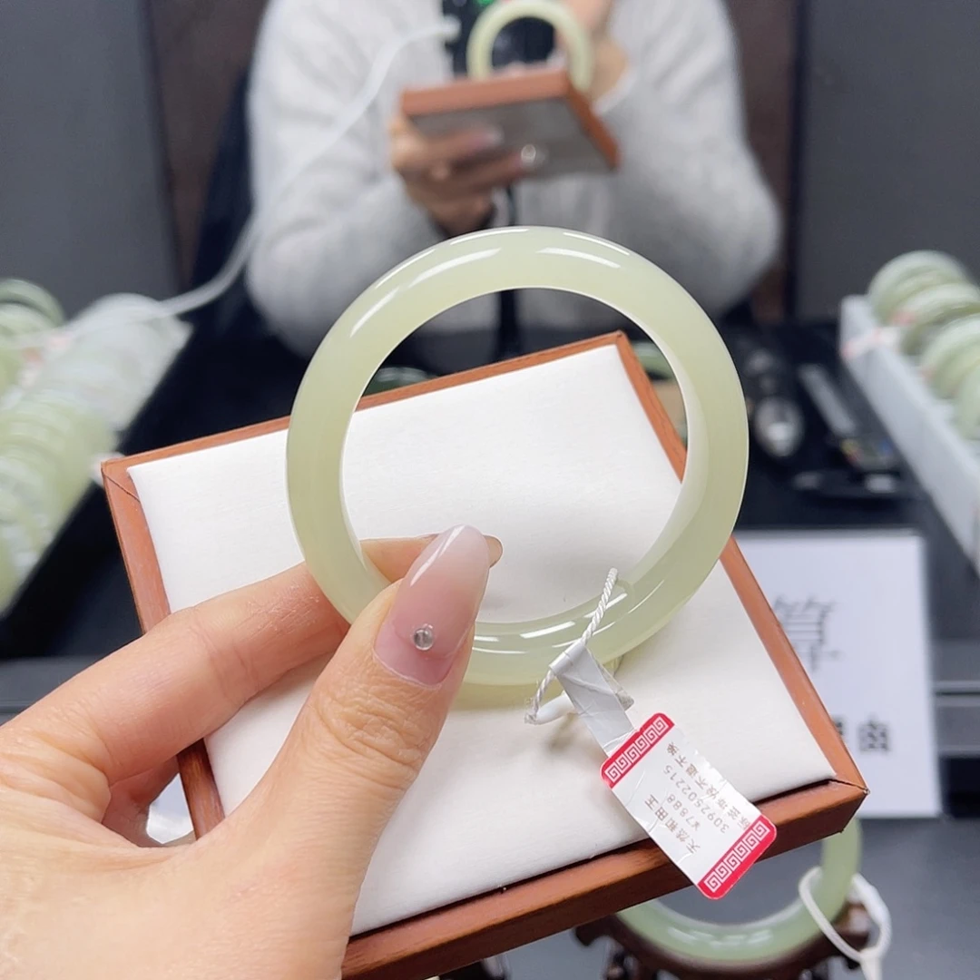 和田玉未镶嵌手镯