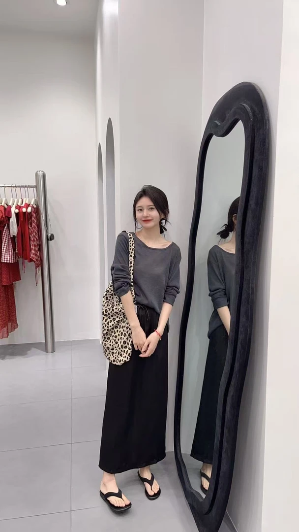 2025秋季新款韩系气质圆领灰色长袖后背部镂空上衣黑色半身裙套装