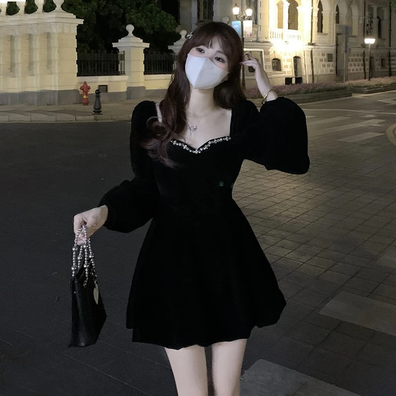 法式赫本风黑色丝绒连衣裙女秋冬气质名媛女神范高级感御姐小黑裙