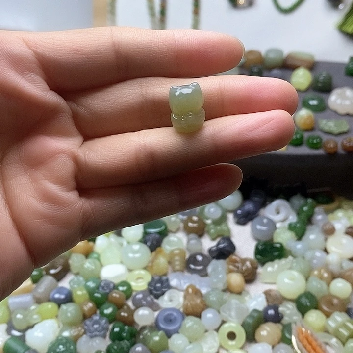 未镶嵌和田玉挂件黄口蓝皮猫