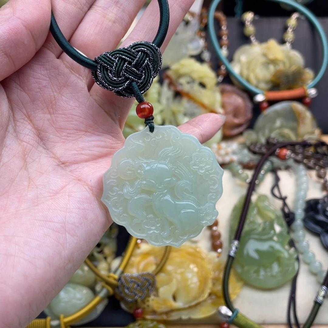 蛇纹石玉颈饰未镶嵌