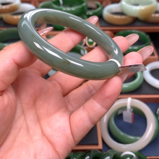 和田玉手镯未镶嵌小*?59圈口