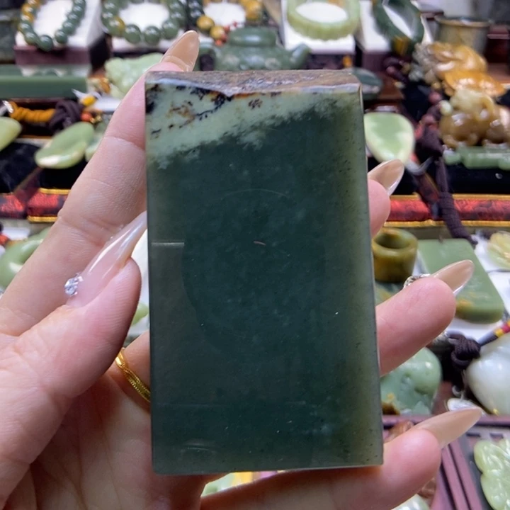 未镶嵌岫岩河磨玉（透闪石质玉）把件