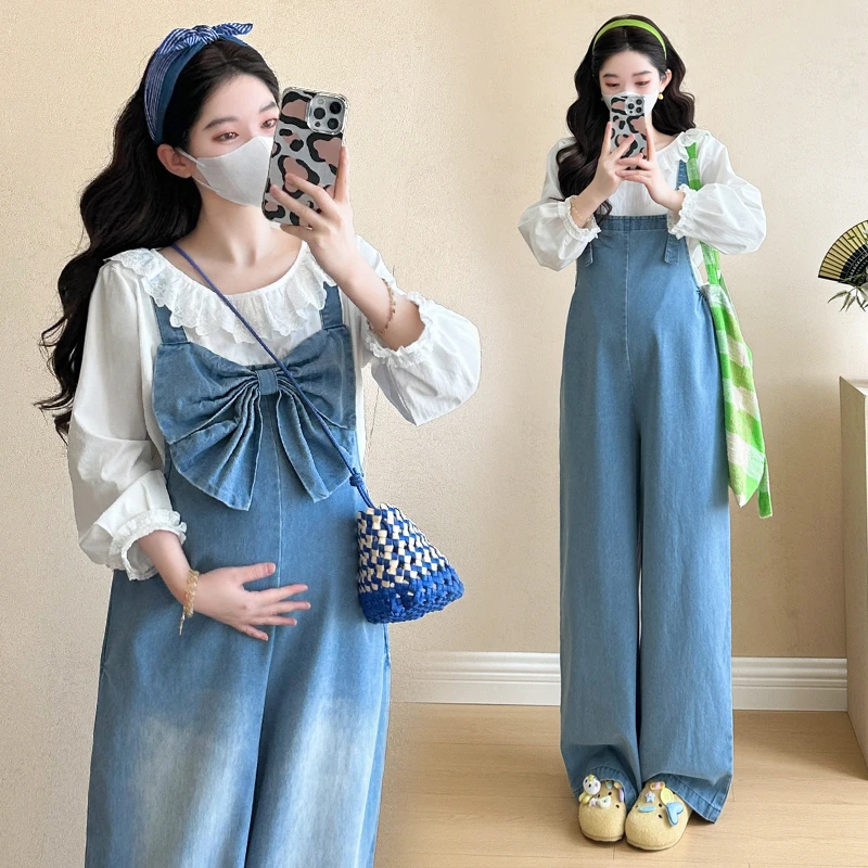 时髦孕妇装2025春夏新款蝴蝶结牛仔背带裤+蕾丝边拼接娃娃领套装