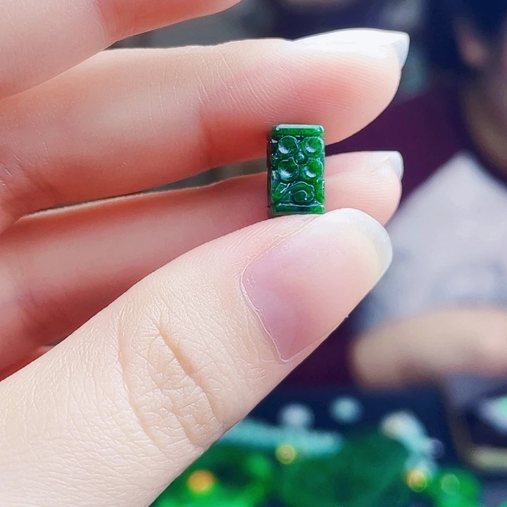 翡翠未镶嵌颈饰多样性