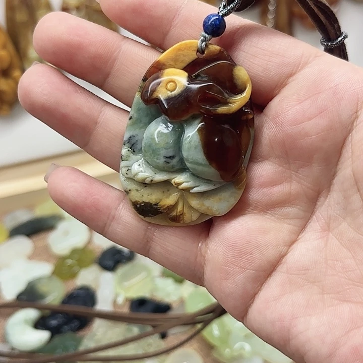 岫玉合金颈饰兔兔